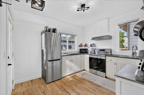 530 19 Avenue Sw, Calgary, AB - Indoor Photo Showing Kitchen With Stainless Steel Kitchen