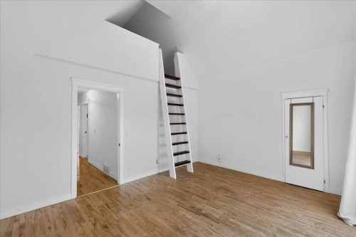 530 19 Avenue Sw, Calgary, AB - Indoor Photo Showing Other Room