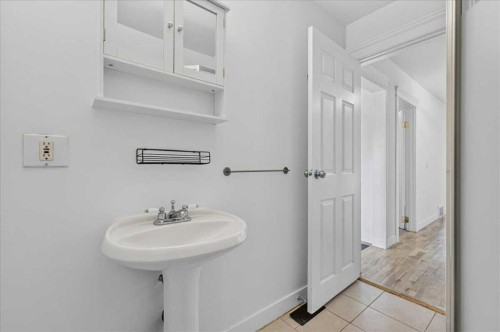 530 19 Avenue Sw, Calgary, AB - Indoor Photo Showing Bathroom