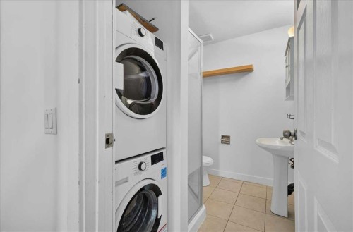 530 19 Avenue Sw, Calgary, AB - Indoor Photo Showing Laundry Room