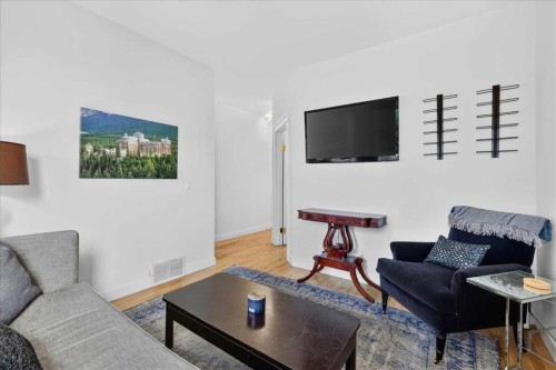 530 19 Avenue Sw, Calgary, AB - Indoor Photo Showing Living Room