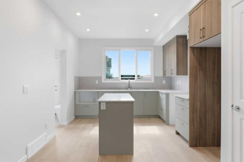 131 Royston Way Nw, Calgary, AB - Indoor Photo Showing Kitchen