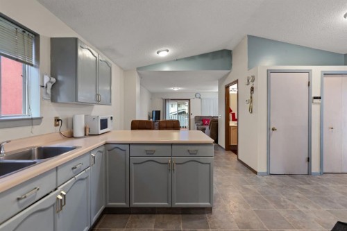 3722 Catalina Boulevard, Calgary, AB - Indoor Photo Showing Kitchen With Double Sink