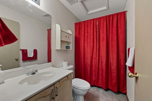 3722 Catalina Boulevard, Calgary, AB - Indoor Photo Showing Bathroom