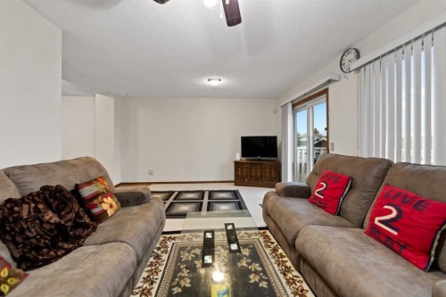 3722 Catalina Boulevard, Calgary, AB - Indoor Photo Showing Living Room