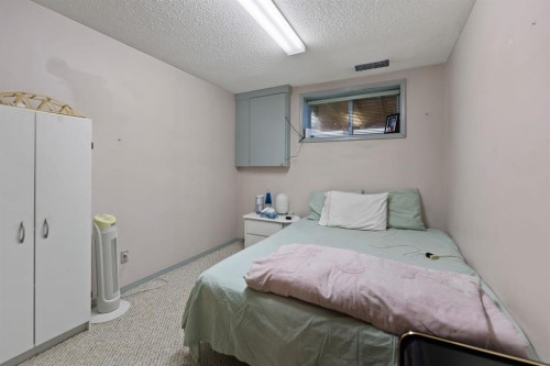 3722 Catalina Boulevard, Calgary, AB - Indoor Photo Showing Bedroom