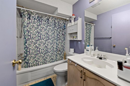 3722 Catalina Boulevard, Calgary, AB - Indoor Photo Showing Bathroom