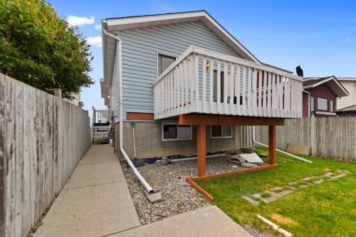3722 Catalina Boulevard, Calgary, AB - Outdoor With Exterior