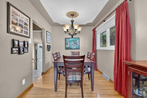 7536 Fleetwood Drive Se, Calgary, AB - Indoor Photo Showing Dining Room