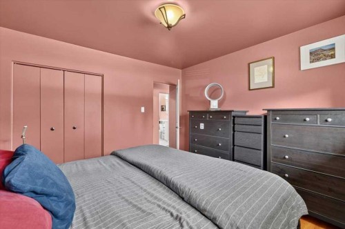 7536 Fleetwood Drive Se, Calgary, AB - Indoor Photo Showing Bedroom
