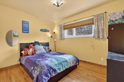 7536 Fleetwood Drive Se, Calgary, AB - Indoor Photo Showing Bedroom