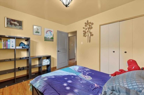 7536 Fleetwood Drive Se, Calgary, AB - Indoor Photo Showing Bedroom