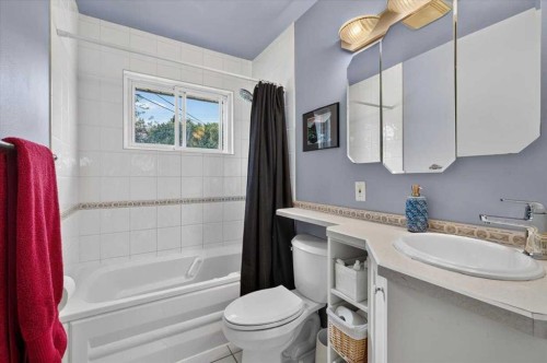7536 Fleetwood Drive Se, Calgary, AB - Indoor Photo Showing Bathroom