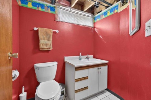 7536 Fleetwood Drive Se, Calgary, AB - Indoor Photo Showing Bathroom