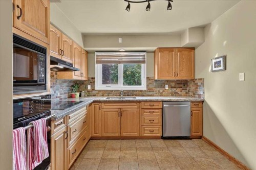 7536 Fleetwood Drive Se, Calgary, AB - Indoor Photo Showing Kitchen