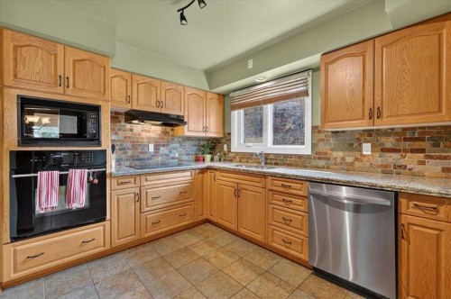 7536 Fleetwood Drive Se, Calgary, AB - Indoor Photo Showing Kitchen