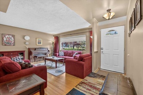 7536 Fleetwood Drive Se, Calgary, AB - Indoor Photo Showing Living Room
