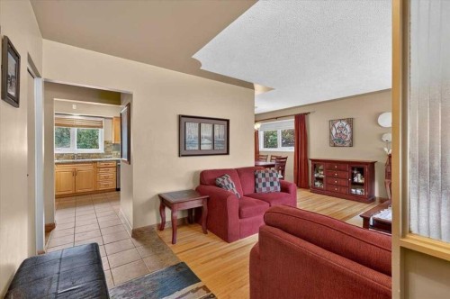 7536 Fleetwood Drive Se, Calgary, AB - Indoor Photo Showing Living Room