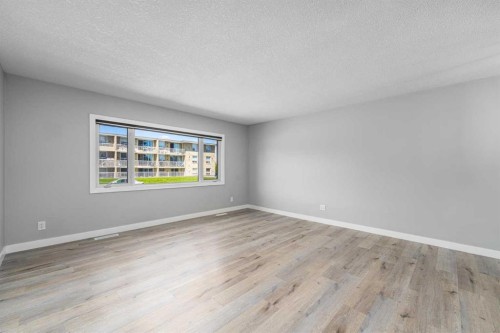727 67 Avenue Sw, Calgary, AB - Indoor Photo Showing Other Room