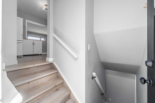 727 67 Avenue Sw, Calgary, AB - Indoor Photo Showing Other Room