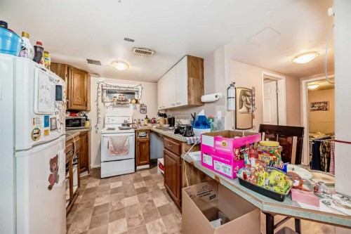 1834 42 Street Se, Calgary, AB - Indoor Photo Showing Kitchen