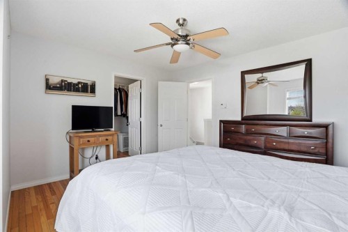 62 Country Hills Cove Nw, Calgary, AB - Indoor Photo Showing Bedroom
