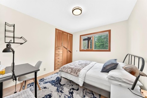 1009 15 Street, Canmore, AB - Indoor Photo Showing Bedroom