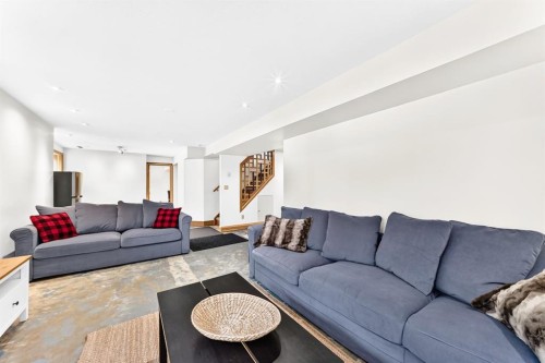 1009 15 Street, Canmore, AB - Indoor Photo Showing Living Room