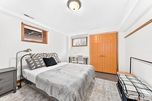 1009 15 Street, Canmore, AB - Indoor Photo Showing Bedroom