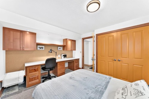 1009 15 Street, Canmore, AB - Indoor Photo Showing Bedroom