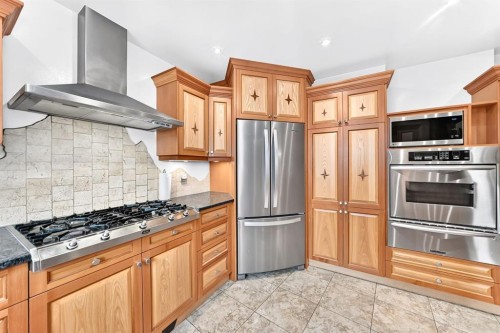 1009 15 Street, Canmore, AB - Indoor Photo Showing Kitchen With Upgraded Kitchen