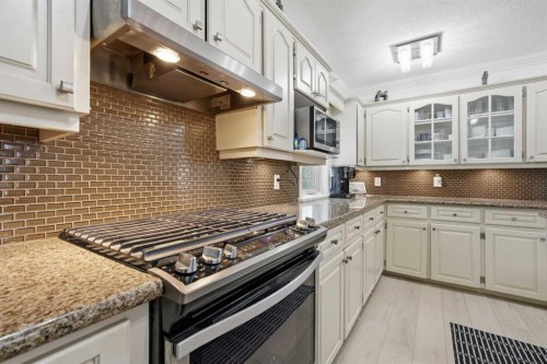 1835 29 Avenue Sw, Calgary, AB - Indoor Photo Showing Kitchen With Upgraded Kitchen