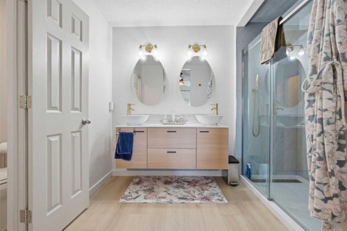 1835 29 Avenue Sw, Calgary, AB - Indoor Photo Showing Bathroom