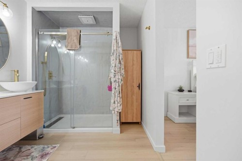 1835 29 Avenue Sw, Calgary, AB - Indoor Photo Showing Bathroom