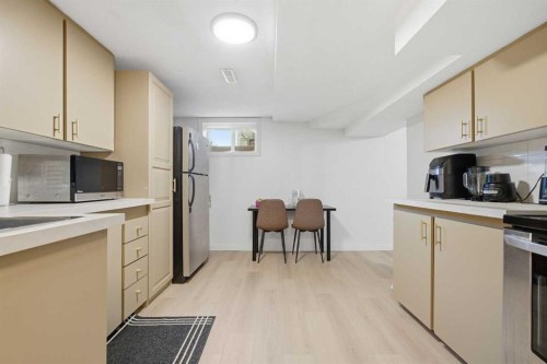 1835 29 Avenue Sw, Calgary, AB - Indoor Photo Showing Kitchen
