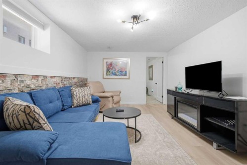 1835 29 Avenue Sw, Calgary, AB - Indoor Photo Showing Living Room