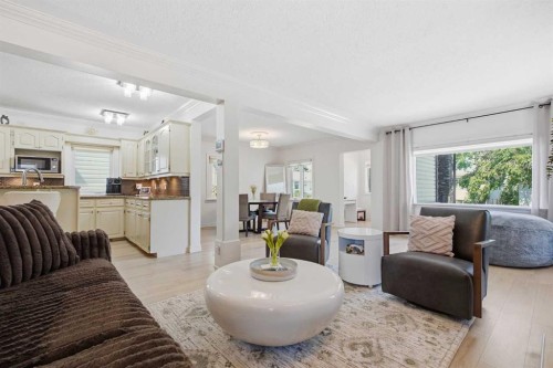 1835 29 Avenue Sw, Calgary, AB - Indoor Photo Showing Living Room