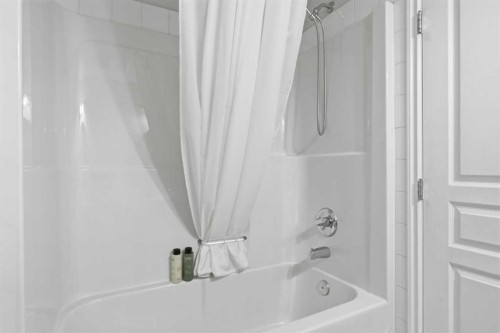 277 Inglewood Grove Se, Calgary, AB - Indoor Photo Showing Bathroom