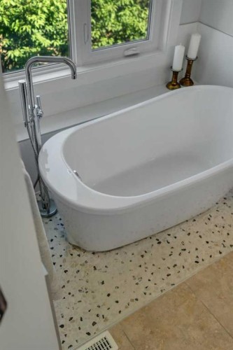 112 Hidden Vale Place Nw, Calgary, AB - Indoor Photo Showing Bathroom