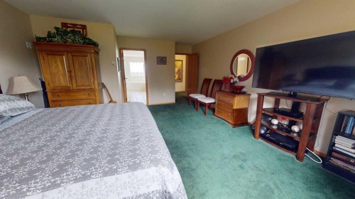 38323 Range Road 282, Rural Red Deer County, AB - Indoor Photo Showing Bedroom
