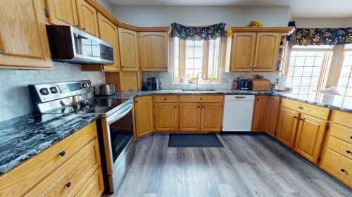 38323 Range Road 282, Rural Red Deer County, AB - Indoor Photo Showing Kitchen With Double Sink