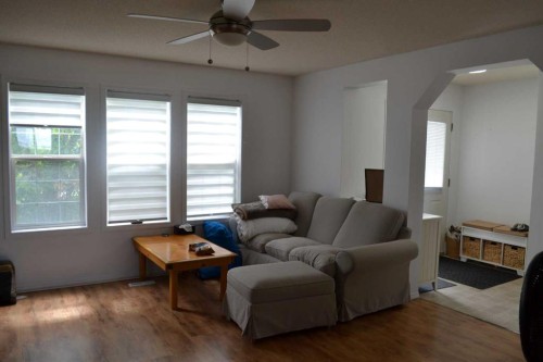 102 Citadel Mesa Close, Calgary, AB - Indoor Photo Showing Living Room