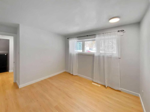 6407 Lombardy Crescent Sw, Calgary, AB - Indoor Photo Showing Other Room