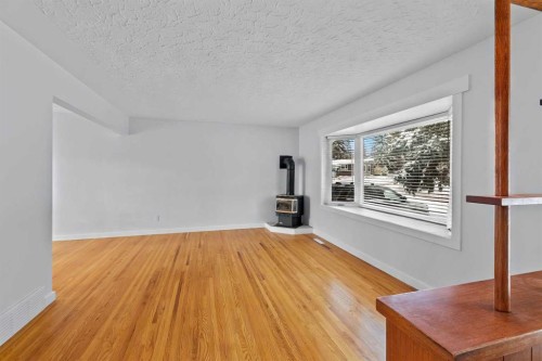 6407 Lombardy Crescent Sw, Calgary, AB - Indoor