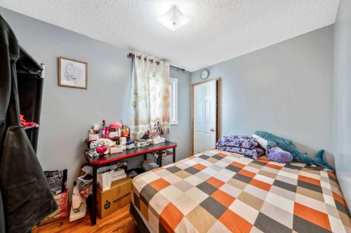 318 Applewood Drive Se, Calgary, AB - Indoor Photo Showing Bedroom