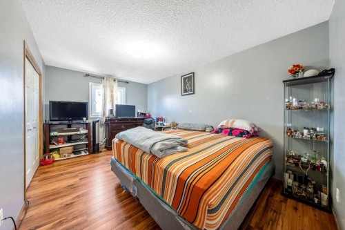 318 Applewood Drive Se, Calgary, AB - Indoor Photo Showing Bedroom