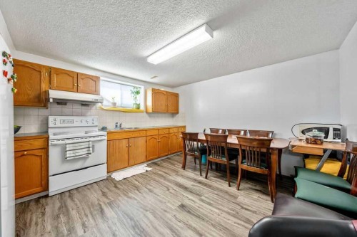 318 Applewood Drive Se, Calgary, AB - Indoor Photo Showing Kitchen