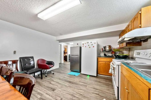 318 Applewood Drive Se, Calgary, AB - Indoor Photo Showing Kitchen