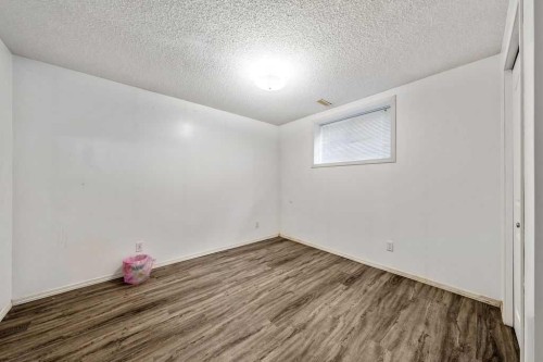 318 Applewood Drive Se, Calgary, AB - Indoor Photo Showing Other Room