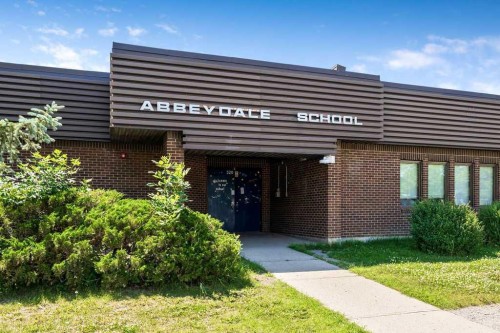 318 Applewood Drive Se, Calgary, AB - Outdoor